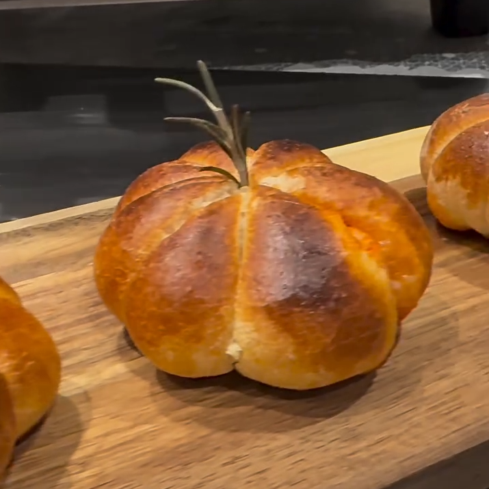 mini pumpkin pizza bites, pumpkin shaped pizza balls, stuffed pizza bites mozzarella, ham mozzarella pizza snacks, New York mode pizza oven recipe, Zachvo pizza oven recipes, festive pizza snacks, mozzarella ham pizza bites