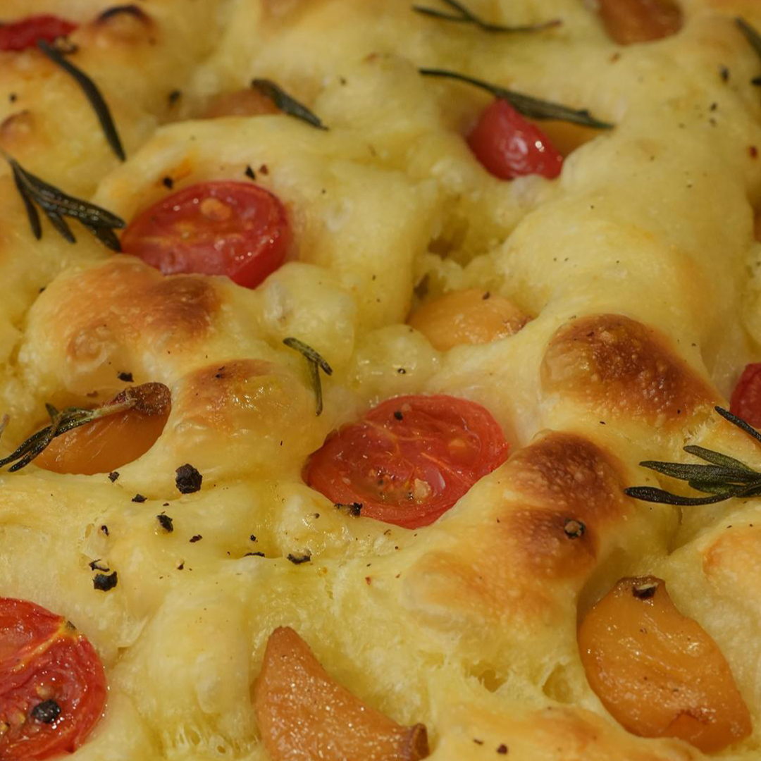 garlic cherry tomato focaccia，homemade focaccia bread，no knead focaccia，focaccia recipe，cherry tomato focaccia，rosemary focaccia，olive oil focaccia，New York mode pizza oven recipe, Zachvo pizza oven recipes