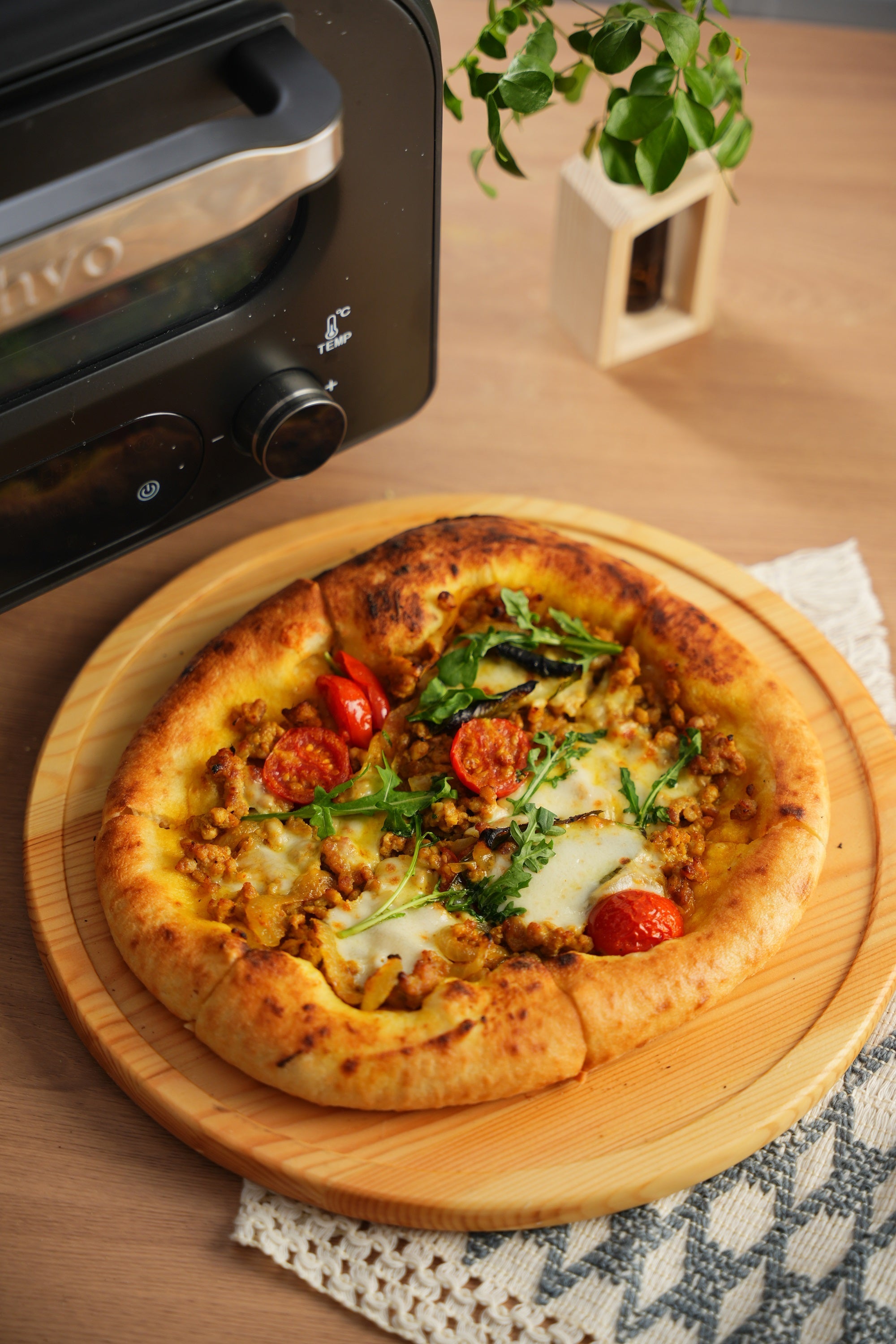 curry pizza recipe, yellow curry pork pizza, Thai Italian fusion pizza, Zachvo pizza oven recipes, HF-1201BK pizza recipe, coconut curry pizza, kaffir lime pizza, curry meat sauce pizza, fusion comfort pizza