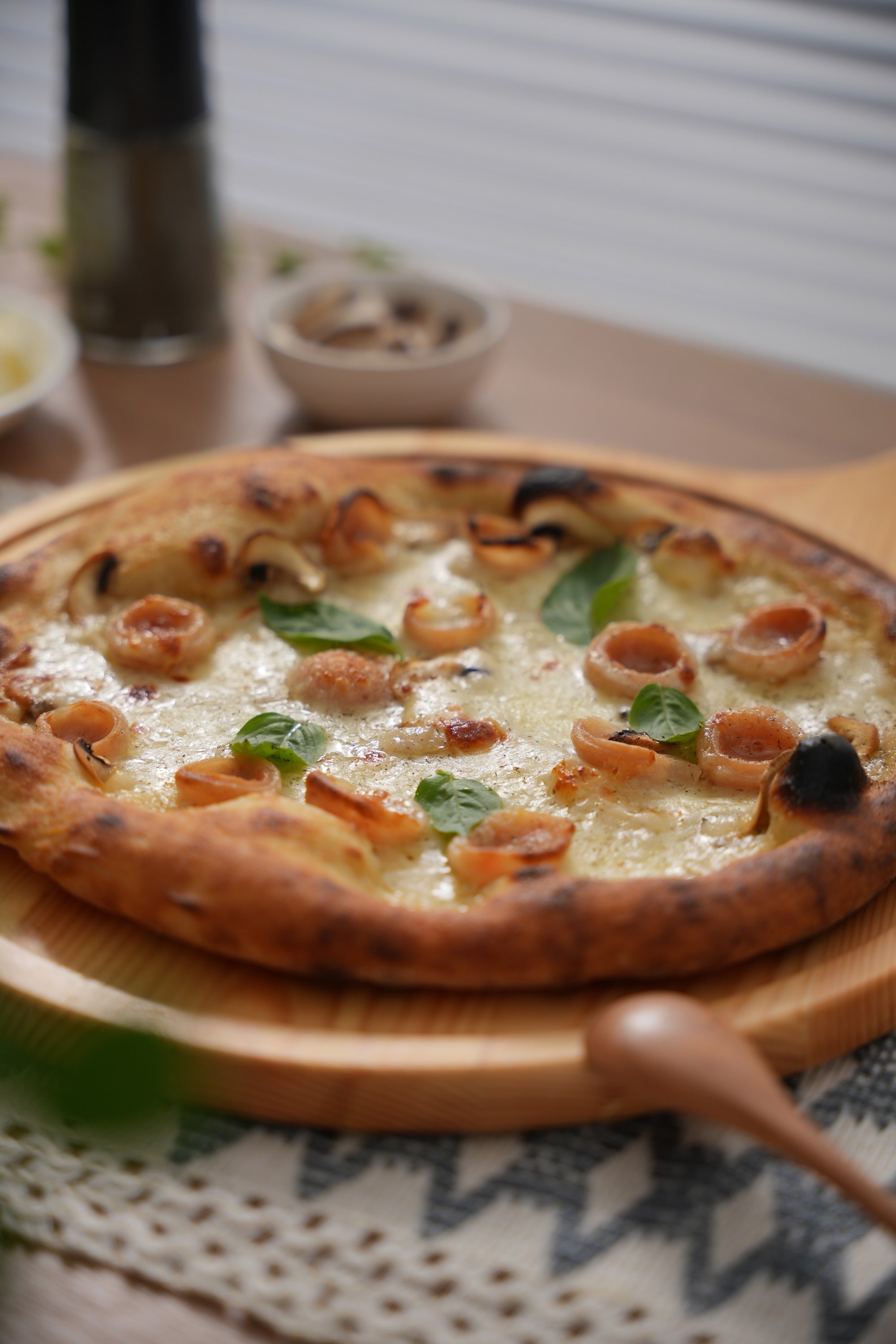 black truffle pizza recipe, mushroom chicken pizza, truffle mushroom pizza, Zachvo pizza oven recipes, HF-1201BK pizza recipe, gourmet pizza recipe, truffle chicken pizza, 2 minute pizza oven recipe, homemade truffle pizza